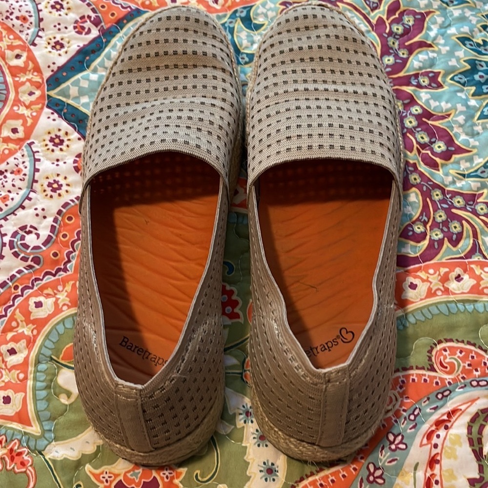 Bare Traps Yesenia womens tan espadrille slip on size 8